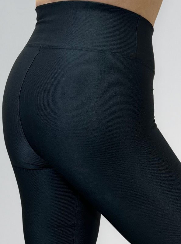 Legging Square Fit Preto Textura Acetinada Canelada
